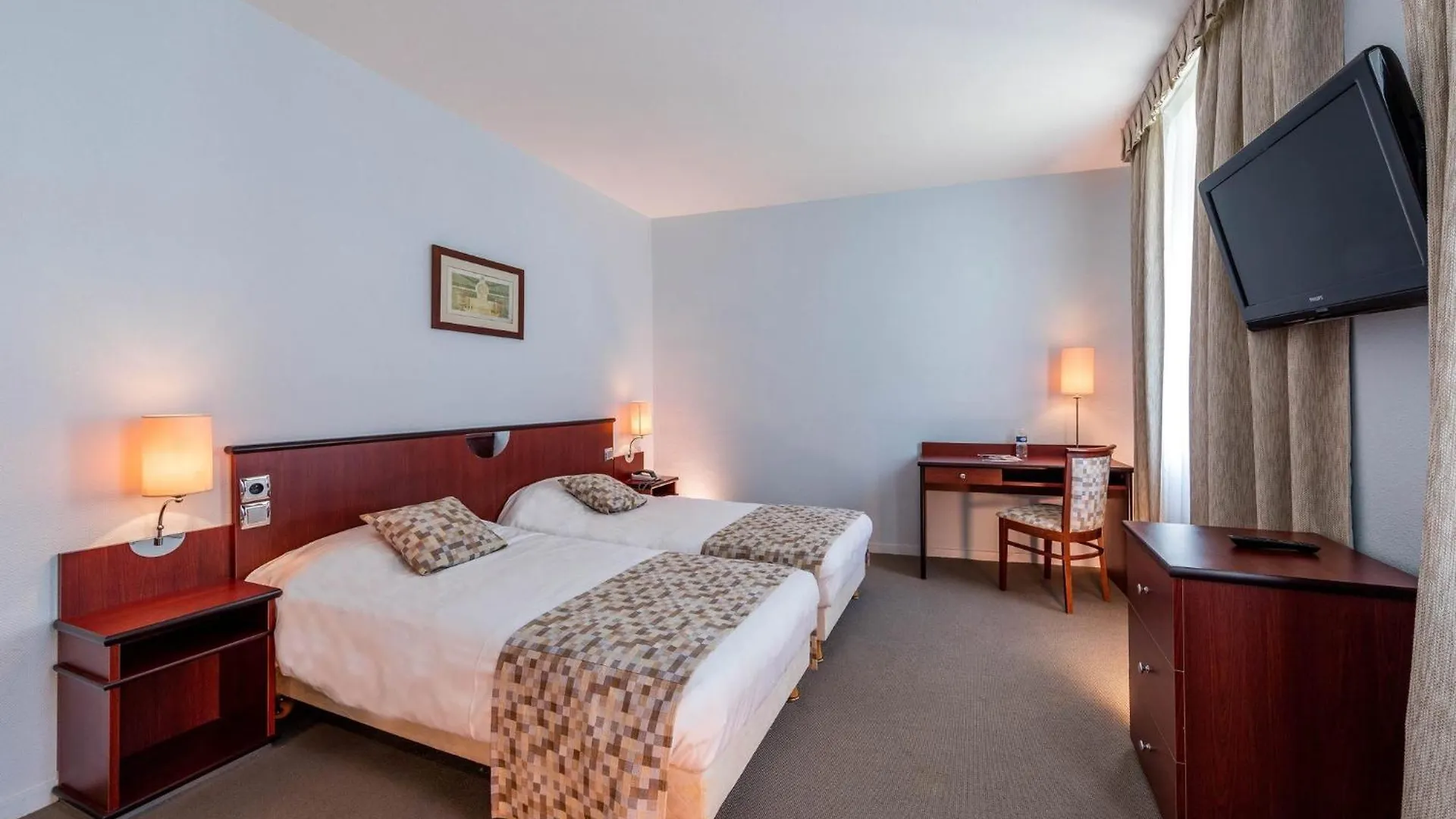 ***  Noemys Neris Montlucon - Hotel Restaurant فرنسا